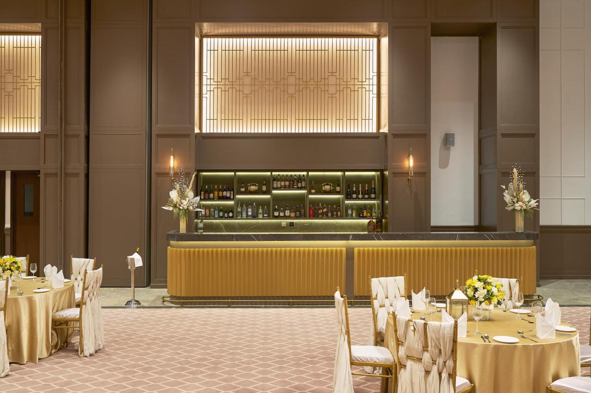 Dlf Club 5 Hotel Gurgaon Exterior photo