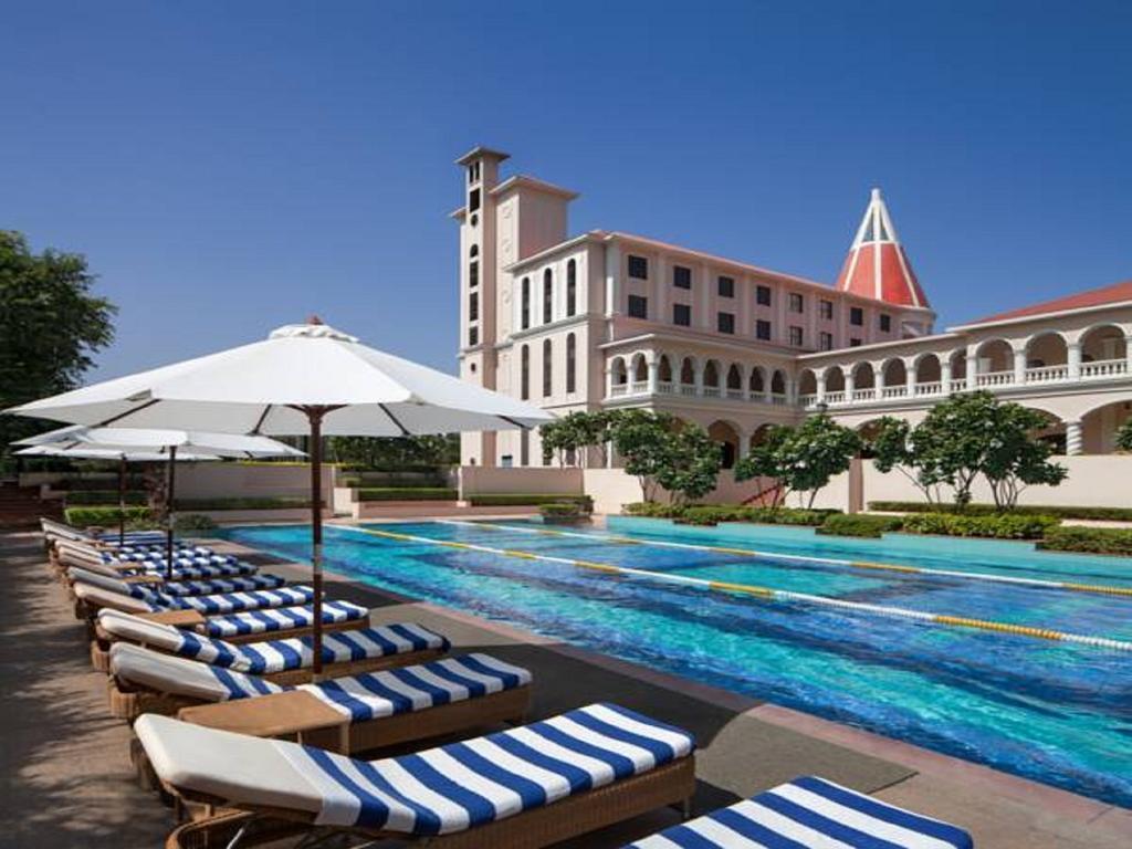 Dlf Club 5 Hotel Gurgaon Exterior photo